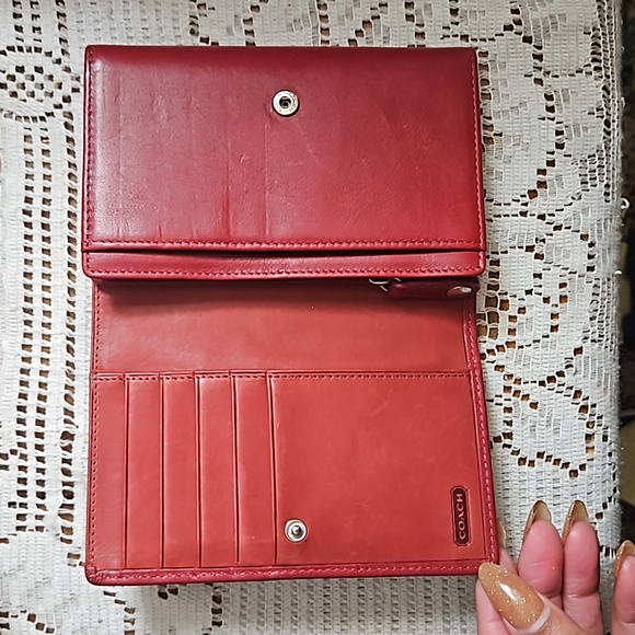 COACH Vintage Y2K Red Glovetanned Leather Wallet with Embossed Logo & Cartouche - Picture 2 of 16